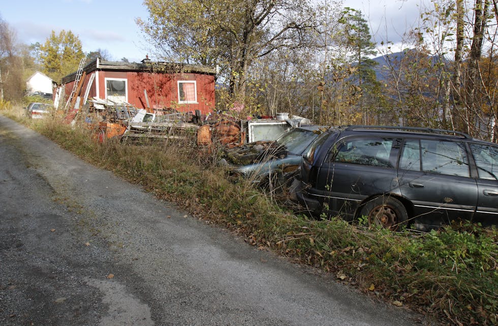 Bilvrak, bildelar og byggverk på fylkeskommunal eigedom i Gausvik, like på oppsida av Fylkesveg 520.