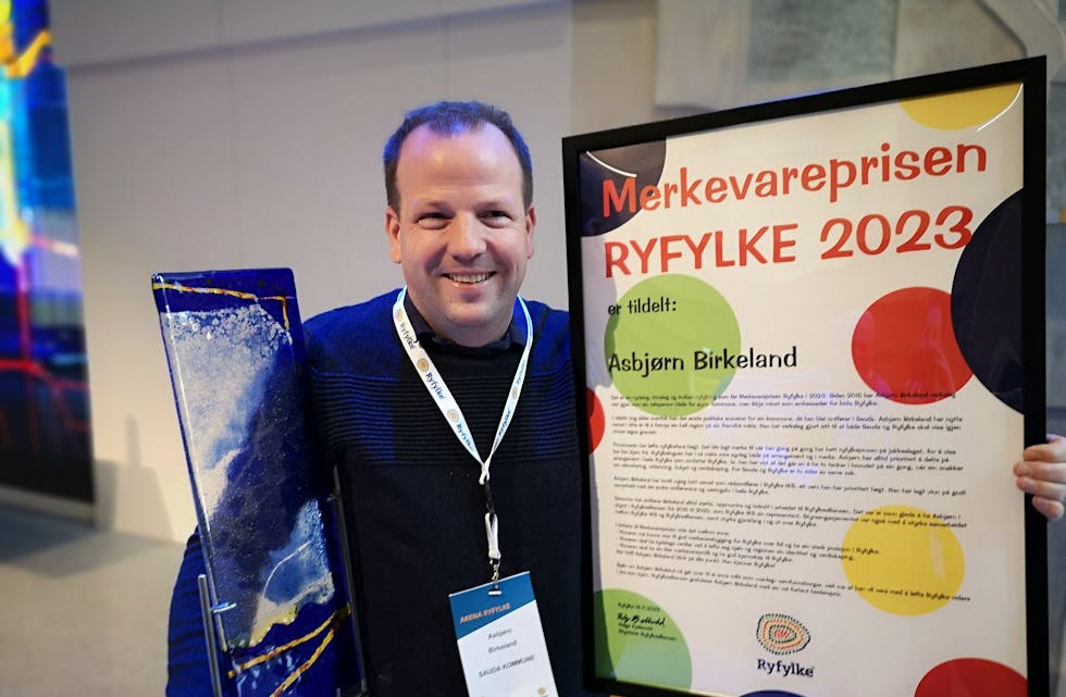 Tidlegare saudaordførar Asbjørn Birkeland har fått Merkevareprisen Ryfylke 2023. Her frå utdelinga tysdag føremiddag. 