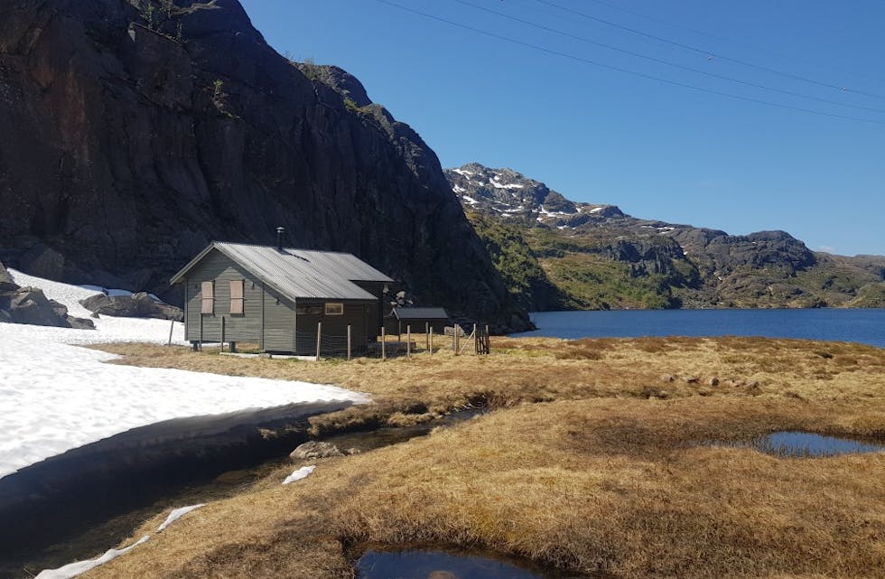 Hytta som blei brukt som nødly ligg ved starten av Storavatnet. Arkivfoto.