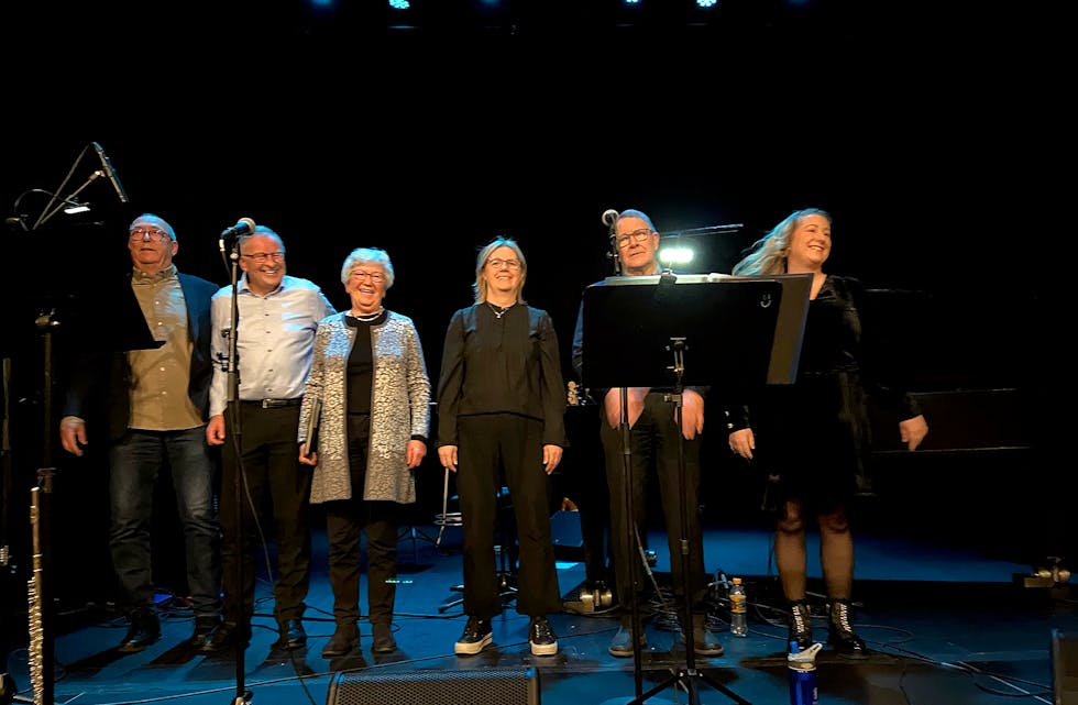 Fram på scenen for å ta imot applausen. Frå venstre: Oddwar Wiersen, Oskar Waage-Pettersen, Judith Landa, Lena Sjursen Haugland, Sigmund Andersen og Lillian Nordengen.
