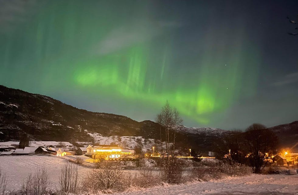 Nordlys sett over Sauda laurdag kveld.