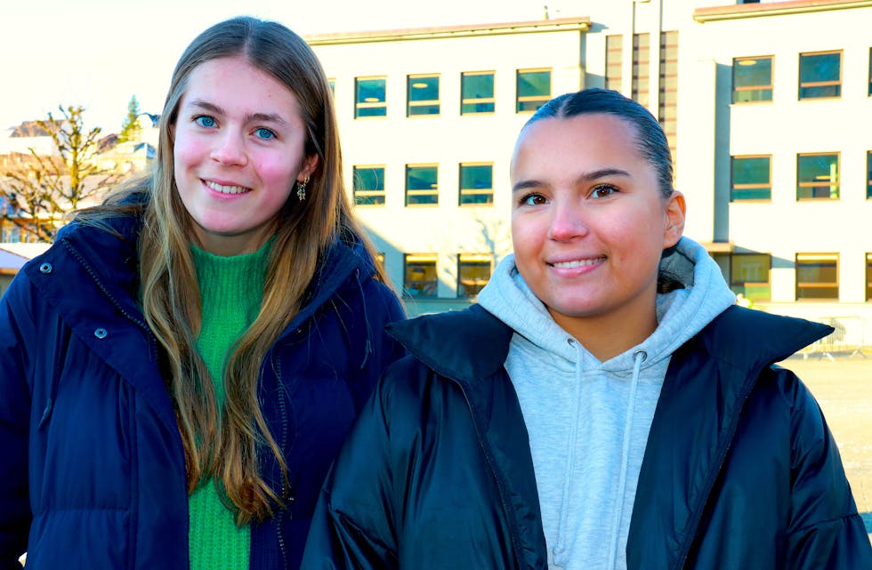 Ingrid Fatnes (16) og Liva Sørnes (17) er nyvalt leiar og nestleiar i ungdomsrådet. Dei meiner barn og unge ligg an til å kome for dårleg ut i neste års kommunebudsjett.