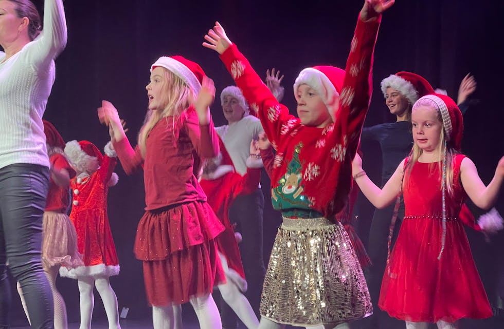 Borna på «dans 2. trinn» avslutta førestillinga til låta «Merry X-mas to everyone».