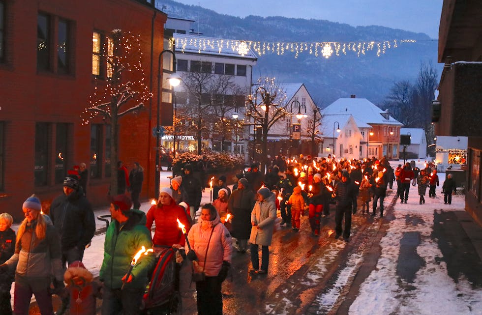 Fakkeltoget under julegateopninga laurdag 2. desember.