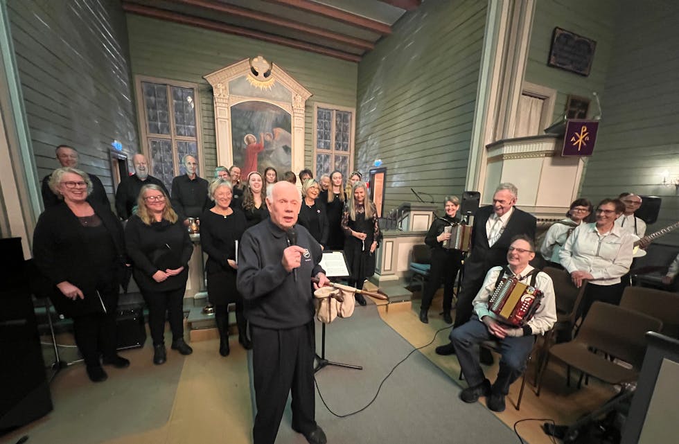 Frelsesarme-major Thorbjørn Vang i aksjon under årets julekonsert.