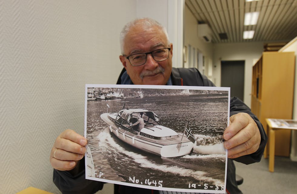 Thormod Gilje er leiar i Sauda Motorbåtforening, som nå ønsker å sørge for at den gamle representasjonsbåten Saudecia på nytt blir å sjå på Saudafjorden.
