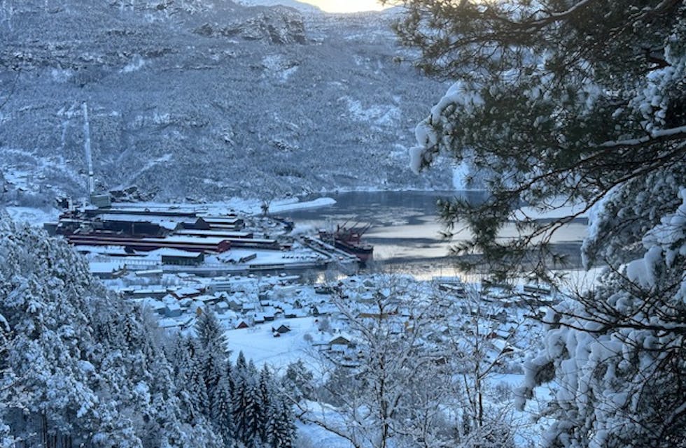 Lasteskip til kai ved Eramet Norway Sauda AS desember 2023.