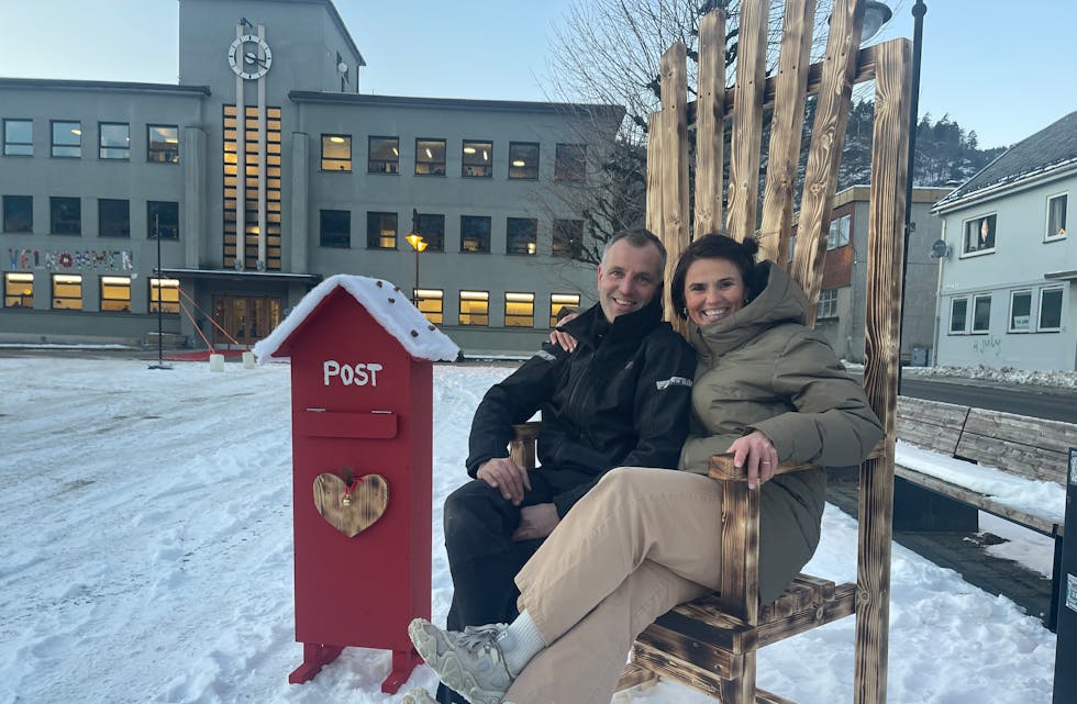 Stolen har god plass til ein stor julenisse. Både snikkar Stig Jørgensen og Åse Marie Egeland Aartun får plass. 