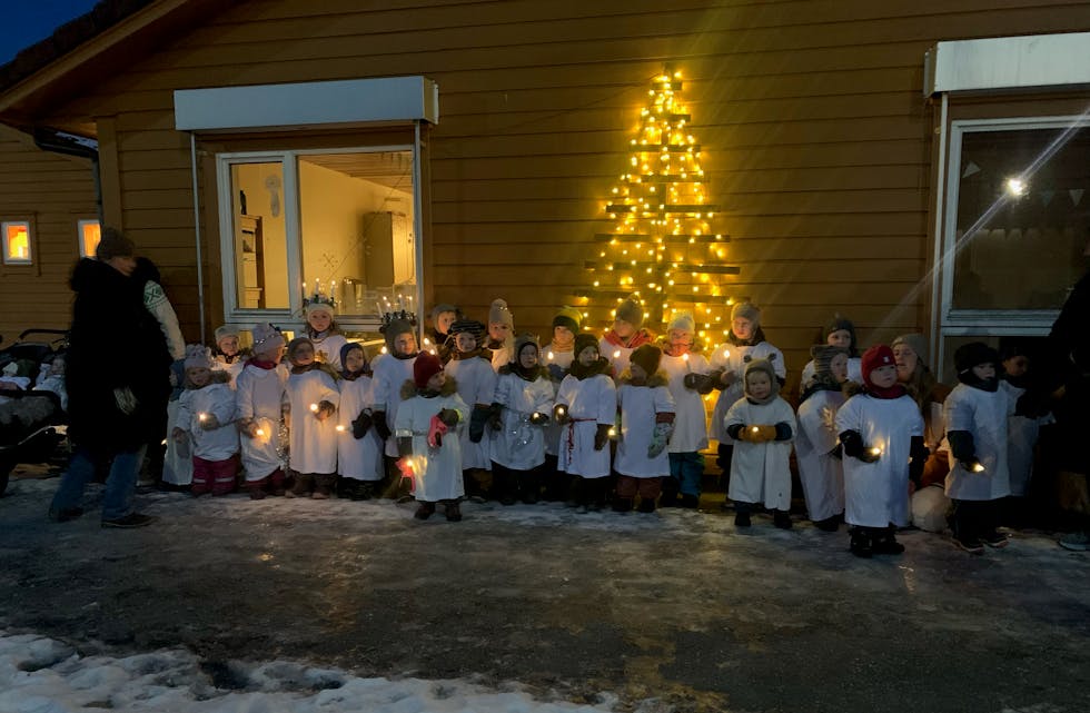 Kvitkledde, som småenglar. Borna i Rustå barnehage feira Lucia-dagen i dag, 13. desember. 