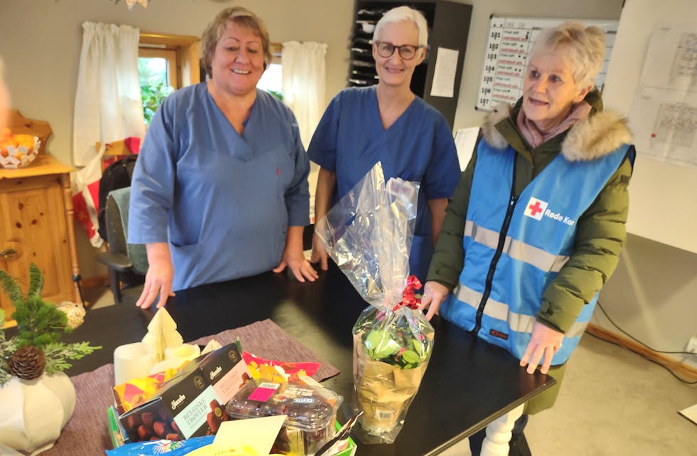 Hilde Espeland og Marit Hølland tok i mot fruktkorg og julegodt for avdeling A på Åbøtunet fra Alette Rasmussen, leder i Røde Kors Omsorg.