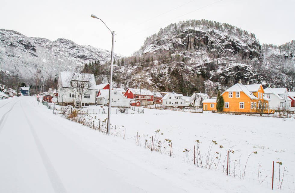 Hellandsbygd er isolert på grunn av vinterstengt fylkesveg i retning Røldal, og rasstengt fylkesveg i retning Sauda. Arkivfoto: 