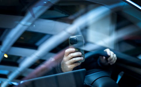 Frå 1. februar vil det bli endå dyrare å bruke mobilen på ulovleg måte i bilen.