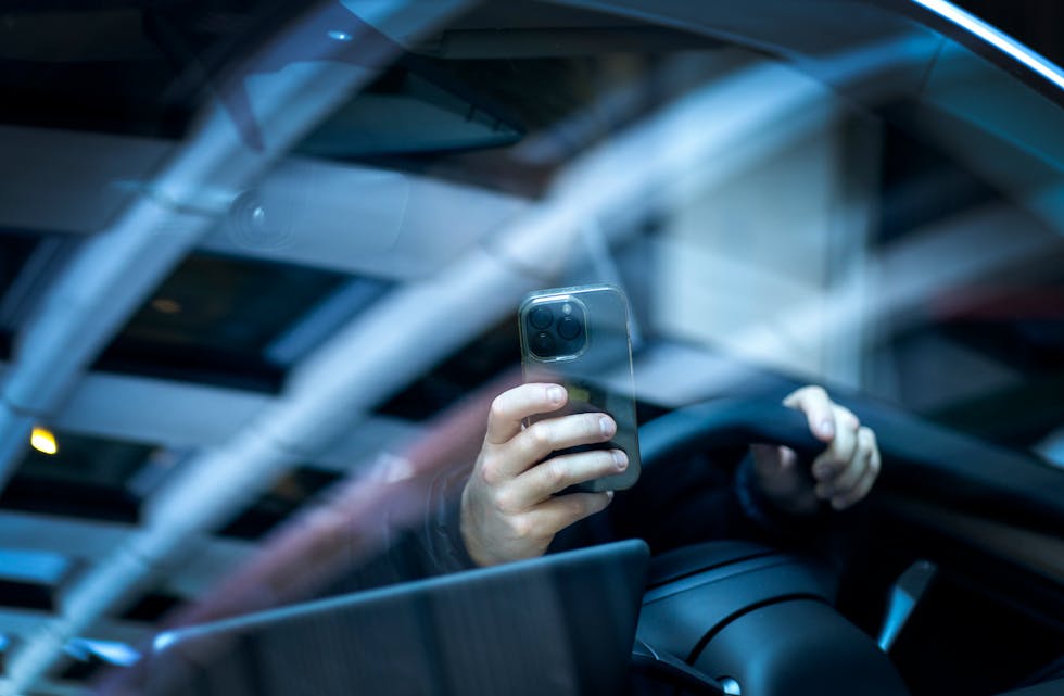 Frå 1. februar vil det bli endå dyrare å bruke mobilen på ulovleg måte i bilen.
