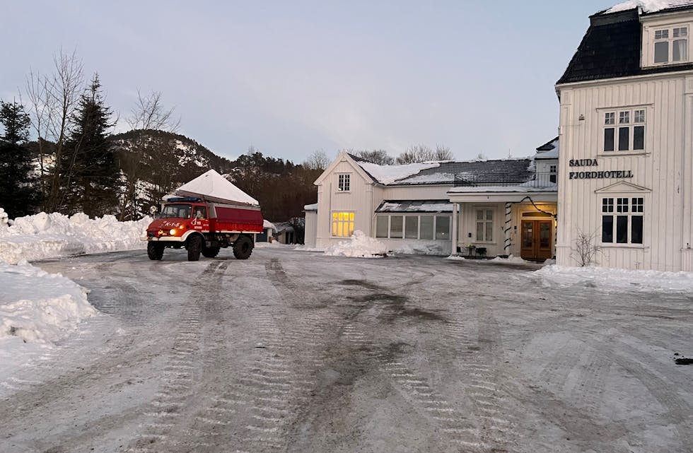 Det er i hotellfløya til venstre i andre etasje vasslekkasjen har skjedd. I første etasje i denne fløya ligg hotellkjøkkenet.