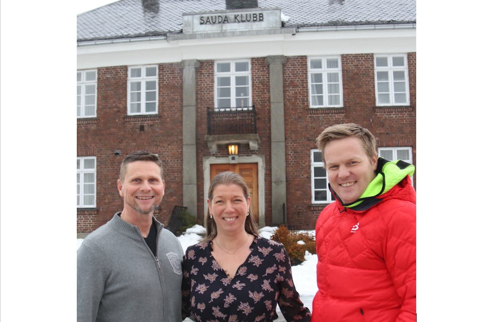 Det tyske ekteparet Britta og Dirk Görner flytta til Sauda for åtte månader sidan og har klødd etter å engasjera seg i bygda dei har falle pladask for. Nå er dei medeigarar i Sauda Klubb-bygget og skal drifta det nye eigedomsselskapet. Dei byr på både overnatting og møte- og festlokale. Kristian Landro (til høgre) er ein av dei fem som kjøpte bygget i 2018.