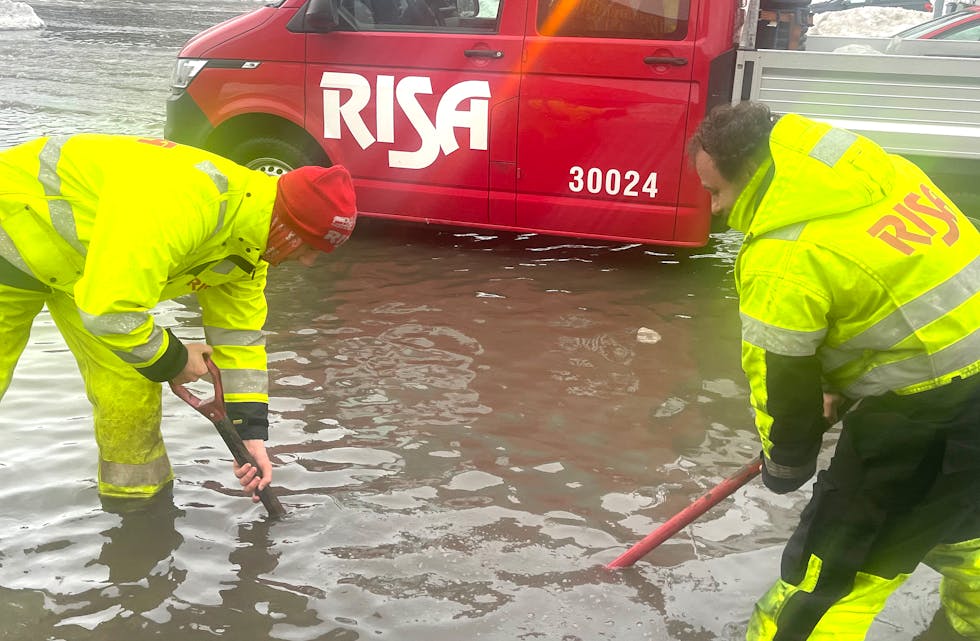 Eigir Martinsen og Ulrik Stein-Olsen frå Risa jobba febrilsk med grøftetinar for å opna frosne røyr i dei mange kummane i området nær Esso.