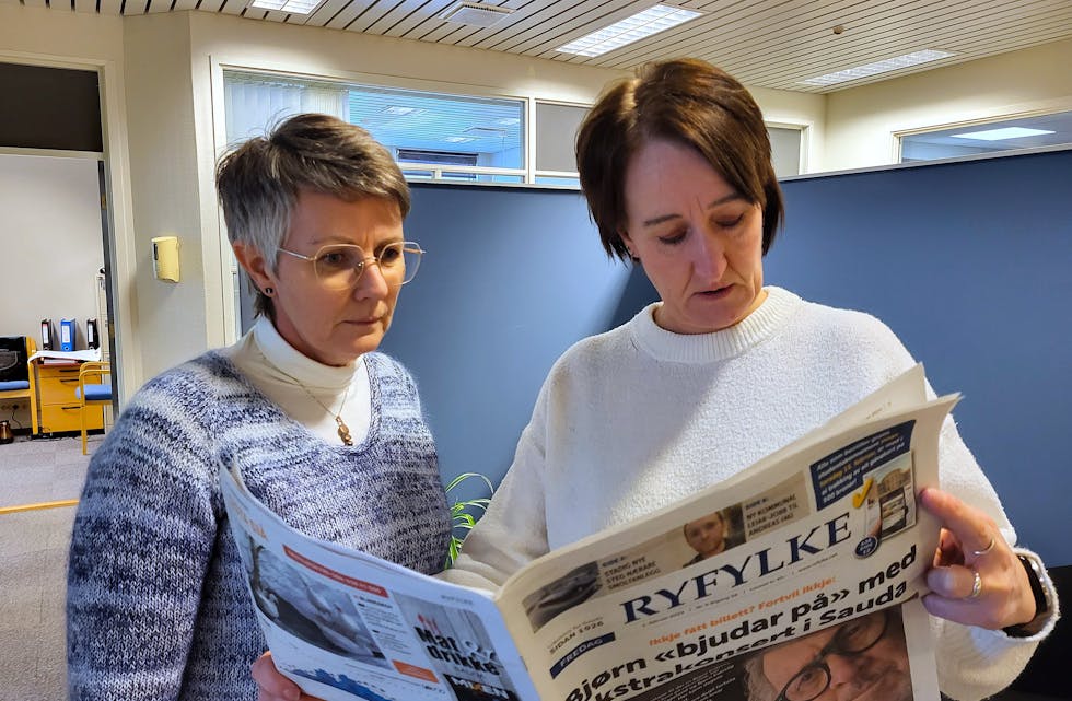 Dagleg leiar og redaktør i avisa Ryfylke, Ingvil Bakka (til høgre), seier det er naturleg at diskusjonen om Ryfylke skal gis ut éin eller to gonger i veka, blir framskunda. Her saman med abonnementansvarleg i Ryfylke, Jane Haukeland.