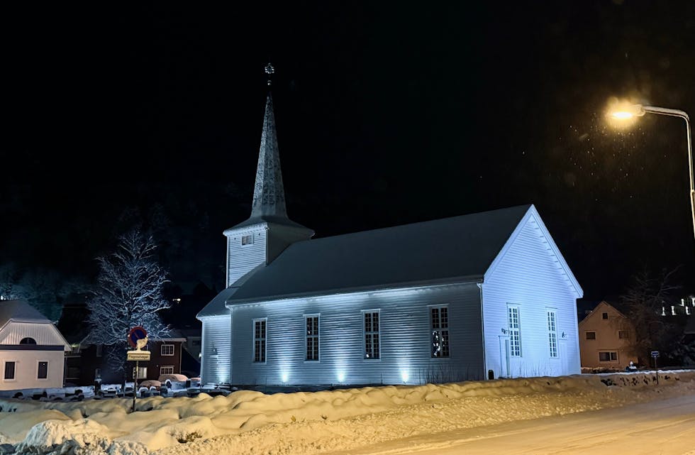 Sauda kyrkje i flomlys.