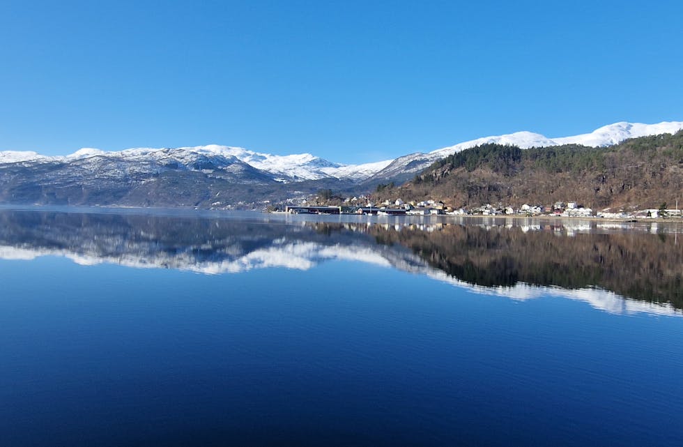Saudafjorden, stille som eit speil. Bildetc er tatt fra dampskipskaien fredag formiddag, 8.mars.