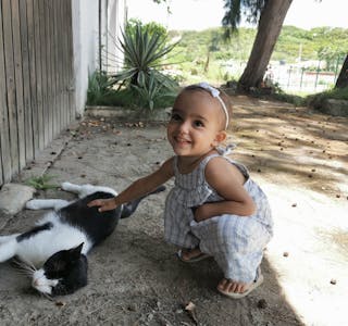Eloise er veldig glad i katten, her utenfor huset i Sabiaguaba, Brasil