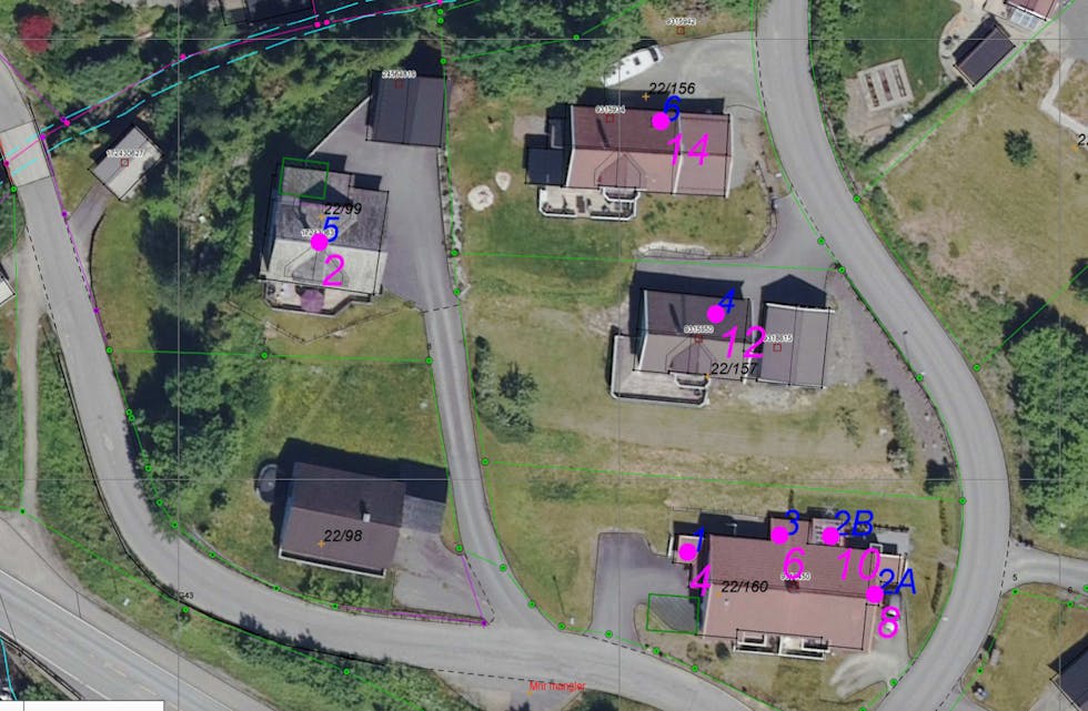 Fleire privatpersonar ved Grønsdal-krysset får ny adresse som følge av at krysset blir flytta. Nye nummer i rosa. Fotoet viser ikkje den nye vegløysinga. Kommunekart.
