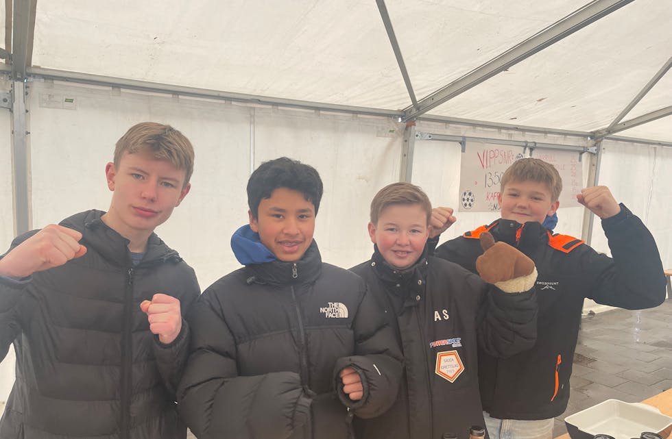 Emil Melby Moen, Felix Bang Bergsbakk, Olve Bruknapp Skoglund og Aron Landro hadde første kaféskiftet i teltet på Rådhusplassen i dag, laurdag.