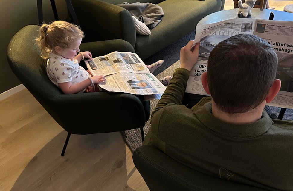 Sanna Brustveit Hølland og pappa Geir Brustveit har sett seg godt til rette. Viktig for både liten og stor å få med seg siste nytt.