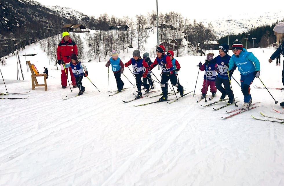 Starten går for dei yngste løparane. Startar Ingvar Austerheim har akkurat sendt ut frå venstre Vilde Handeland (24), Adelen Adelsten Handeland (13), Live Kufaas Saua (20), Håkon Ildstad (21), Kaja Kufaas Saua (23), Levi Sandvik Nybru (23 og Mathias Øverland Risøy (4) i front. Milian Markhus (18) og Sverre Ildstad (6), delvis skjult.