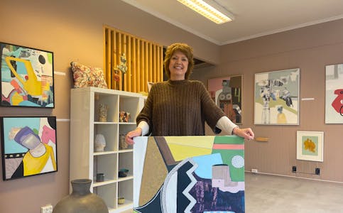 Jane Ness bruker sin saudapåske til å halda salsutstilling i eit "pop-up"-galleri i Rådhusgata. 