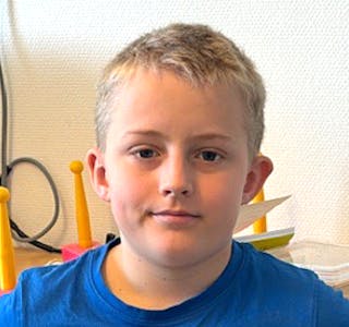 John Øverland Seim er ti år og går i 5. klasse på Austarheim skule.