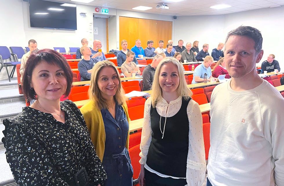 35 vaksne deltok på kurset om bygge- og anleggskontraktar i filmsalen på Sauda vidaregåande skule onsdag. Fremst står Mirela Moe (Suldal kommune), Siri Ramsnes (Saudefaldene), Kristin Bruknapp (Sauda vidaregåande skule) og Sverre Gjuvsland (D-S Bygg).
