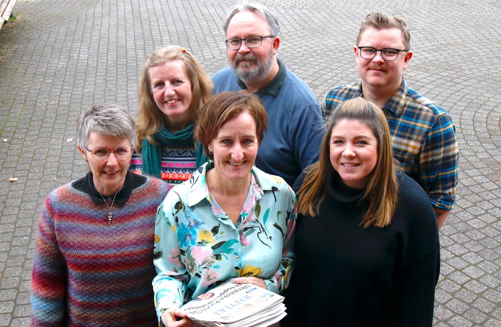 Avisa Ryfylke er i dag seks tilsette. Frå venstre: Jane Haukeland, Hilja Birgitte Holden, Ingvil Bakka, Frank Waal, Anne Lise Berge Hansen og Andreas Isaksen.