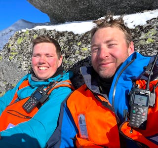 Simen Lunde og Kristoffer Handeland i Sauda Røde Kors tar ein pust i bakken i fjellet.