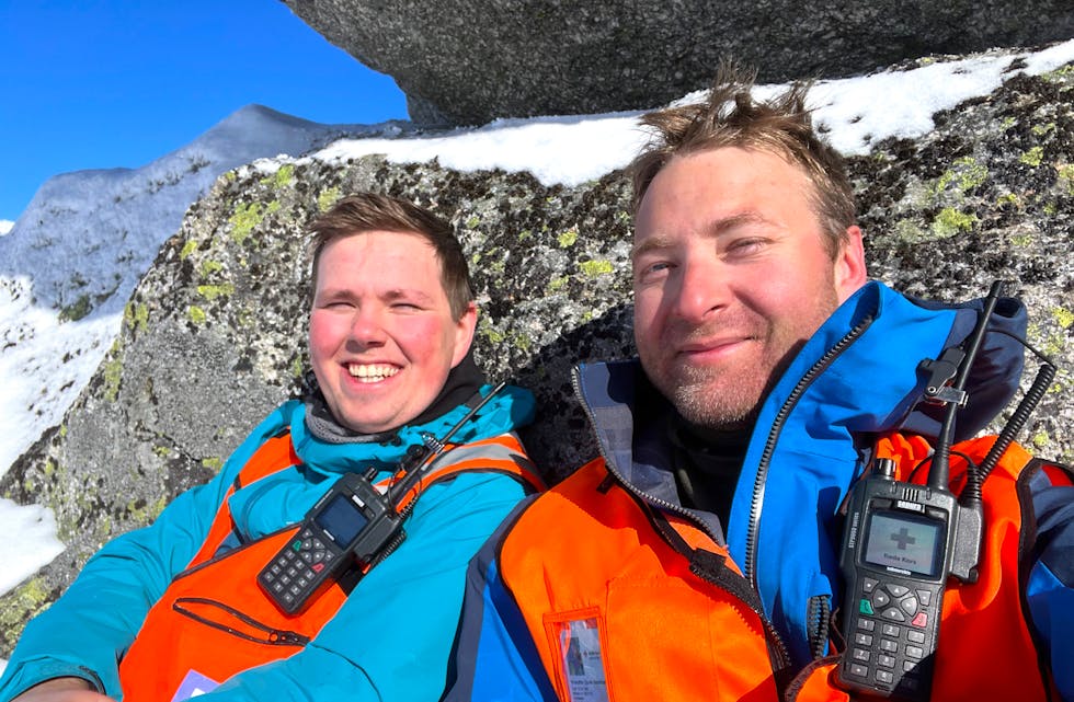 Simen Lunde og Kristoffer Handeland i Sauda Røde Kors tar ein pust i bakken i fjellet.