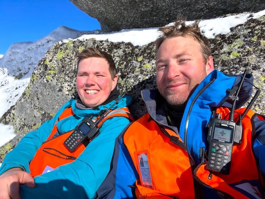 Simen Lunde og Kristoffer Handeland i Sauda Røde Kors tar ein pust i bakken i fjellet.