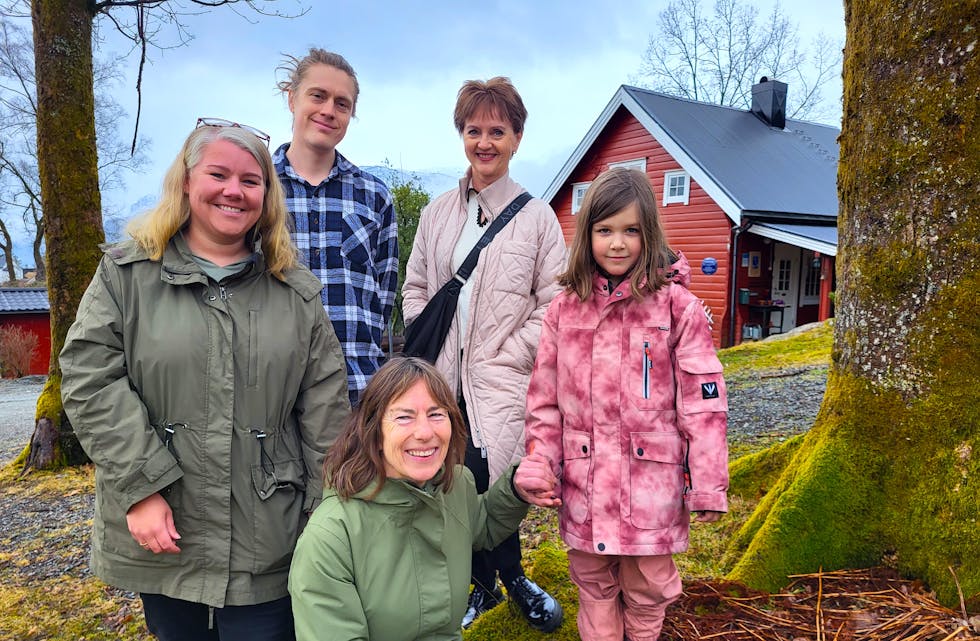 Det nærmar seg framsyning av syngespelet «Kunsten å sjå», som handlar om kunstnaren Samuel Tveit. Medverkande er blant andre denne gjengen. Frå venstre: Barbro Ccoscco Werdal, Eirik Hellerdal Fosstveit, Eli-Jorun Tangeraas, Trude Småmo og kulturskuleelev Margaryta Korotina. I bakgrunnen ser vi Tinghaug, huset der Samuel Tveit budde i mange år.