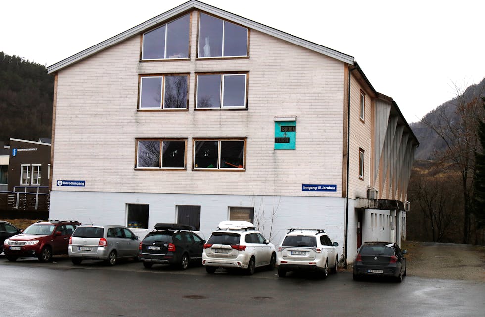 Sauda Turnforening eig Turnhallen ved sentrum.