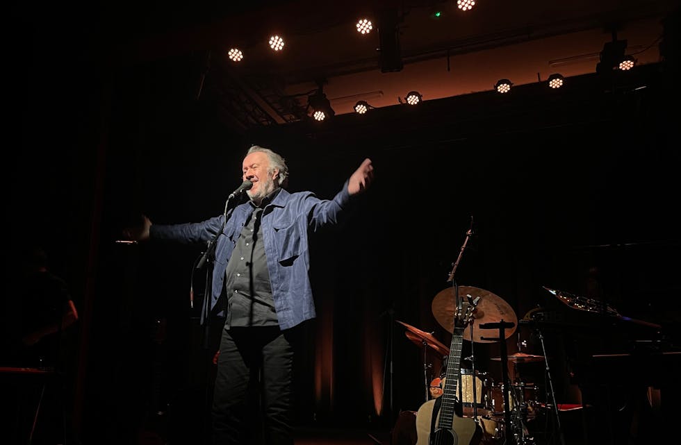 Mykje latter og mykje ærleg mimring og ettertanke. Bjørn Eidsvåg i godt gammalt slag på scenen i Folkets Hus.