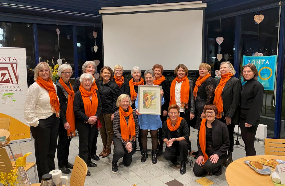 Zonta-medlemmene saman med prisvinnaren, Torunn Tornes Djuvik.