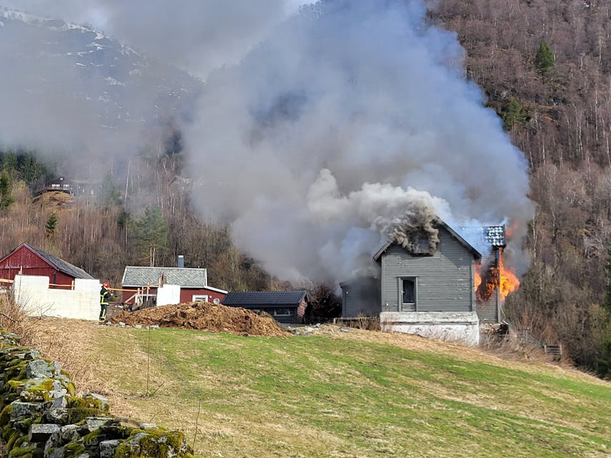 Brannvesenet har sett fyr på to små hus på Rabben i Svandal. 