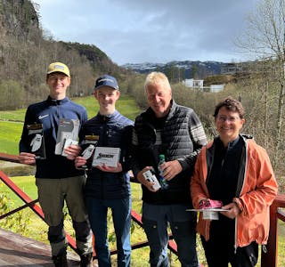 Even Lønseth og Leander Øvrebø til topps i årets første golfturnering foran Eva K. Lien og Egil Bakke.