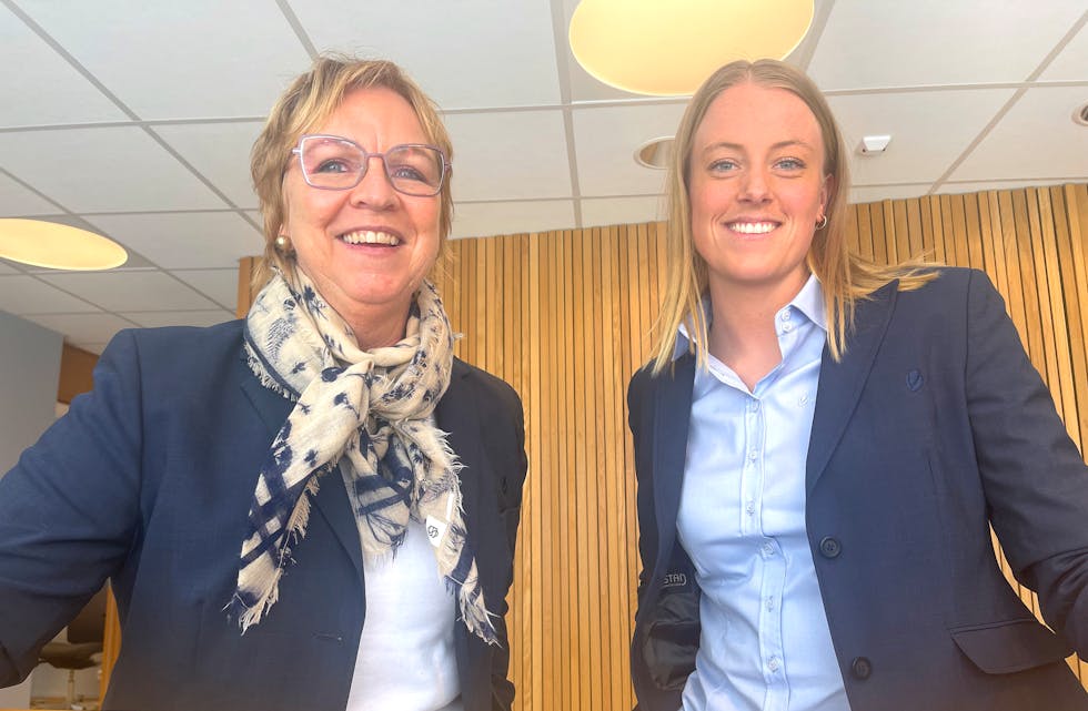 Else Dahl Olsen (til venstre) og Lena Halland er finansielle rådgivarar i Sparebanken Vest sin filial i Sauda. Dei gler seg over det rekordstore utbytte som i dag kjem inn på saudakundar sine kontoar. 