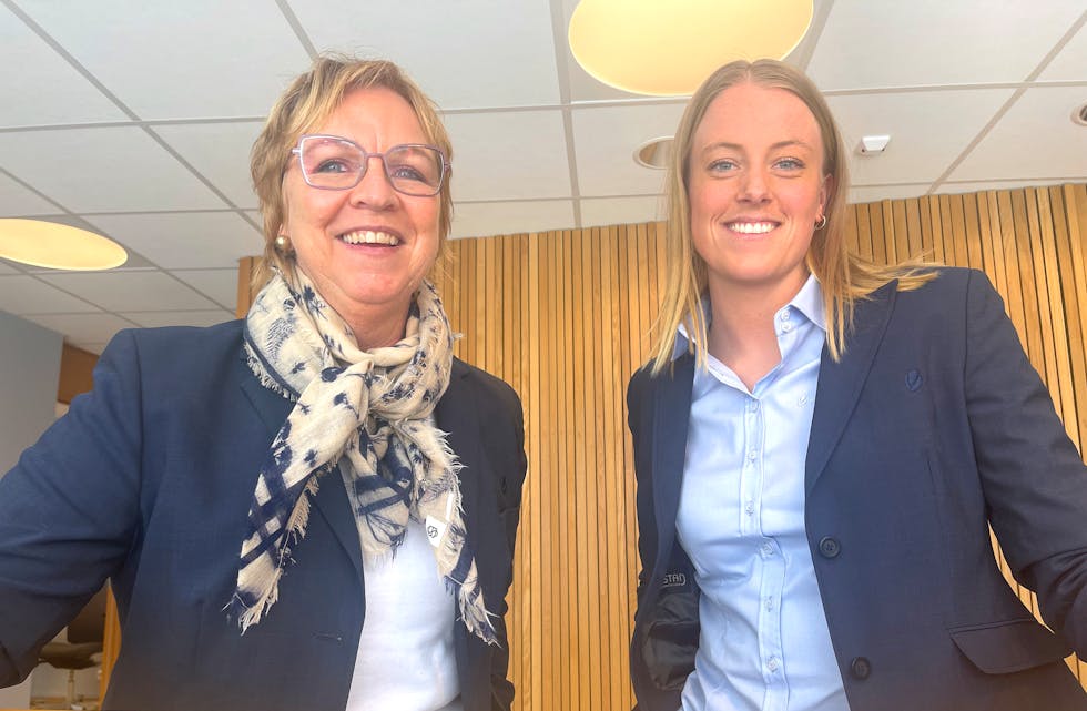 Else Dahl Olsen (til venstre) og Lena Halland er finansielle rådgivarar i Sparebanken Vest sin filial i Sauda. Dei gler seg over det rekordstore utbytte som i dag kjem inn på saudakundar sine kontoar.