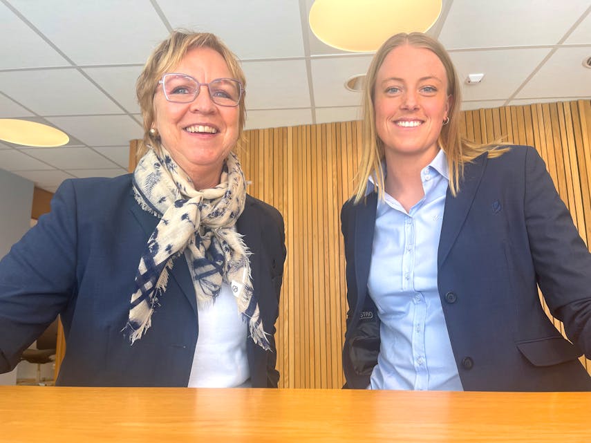 Else Dahl Olsen (til venstre) og Lena Halland er finansielle rådgivarar i Sparebanken Vest sin filial i Sauda. Dei gler seg over det rekordstore utbytte som i dag kjem inn på saudakundar sine kontoar. 