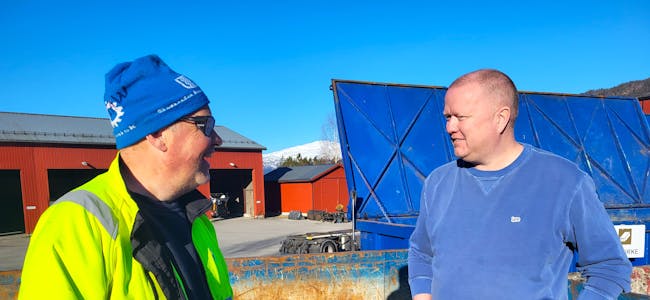 Renovatør Stein Arve Wiersen (venstre) og einingsleiar i Sauda kommune John Ola Espevik fortel om eit populært tilbod på sorteringsanlegget på Birkeland.