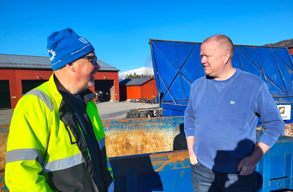 Renovatør Stein Arve Wiersen (venstre) og einingsleiar i Sauda kommune John Ola Espevik fortel om eit populært tilbod på sorteringsanlegget på Birkeland.