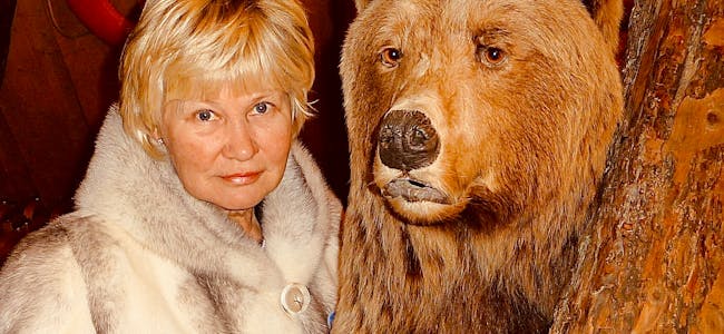 To sjarmørar i pels: Fotografen si kone Liv og ein bjørn. 