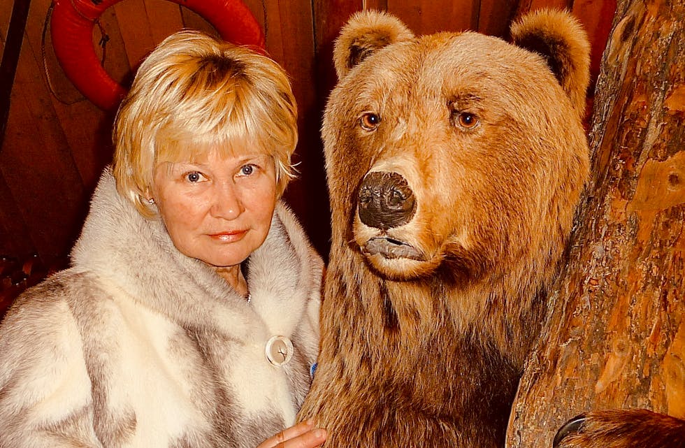 To sjarmørar i pels: Fotografen si kone Liv og ein bjørn. 