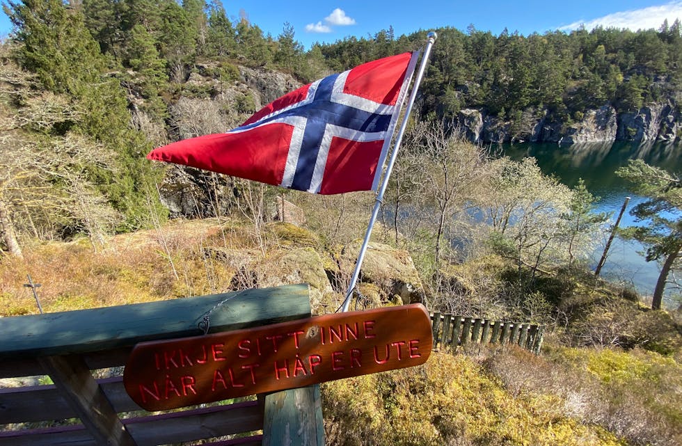 Flagget vaiar i den kalde aprilvinden på hytta i Bjødnavågen, Ropeidhalvøya. Likevel: Ikkje sitt inne når alt håp er ute! 