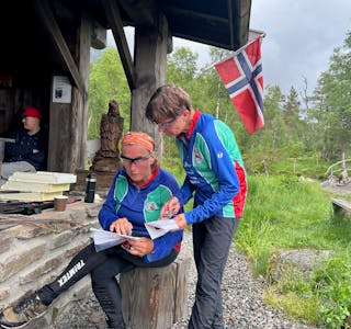 Yolanda Dirksen og Guri Småmo, fotografert under eit tidlegare orienteringsløp. 